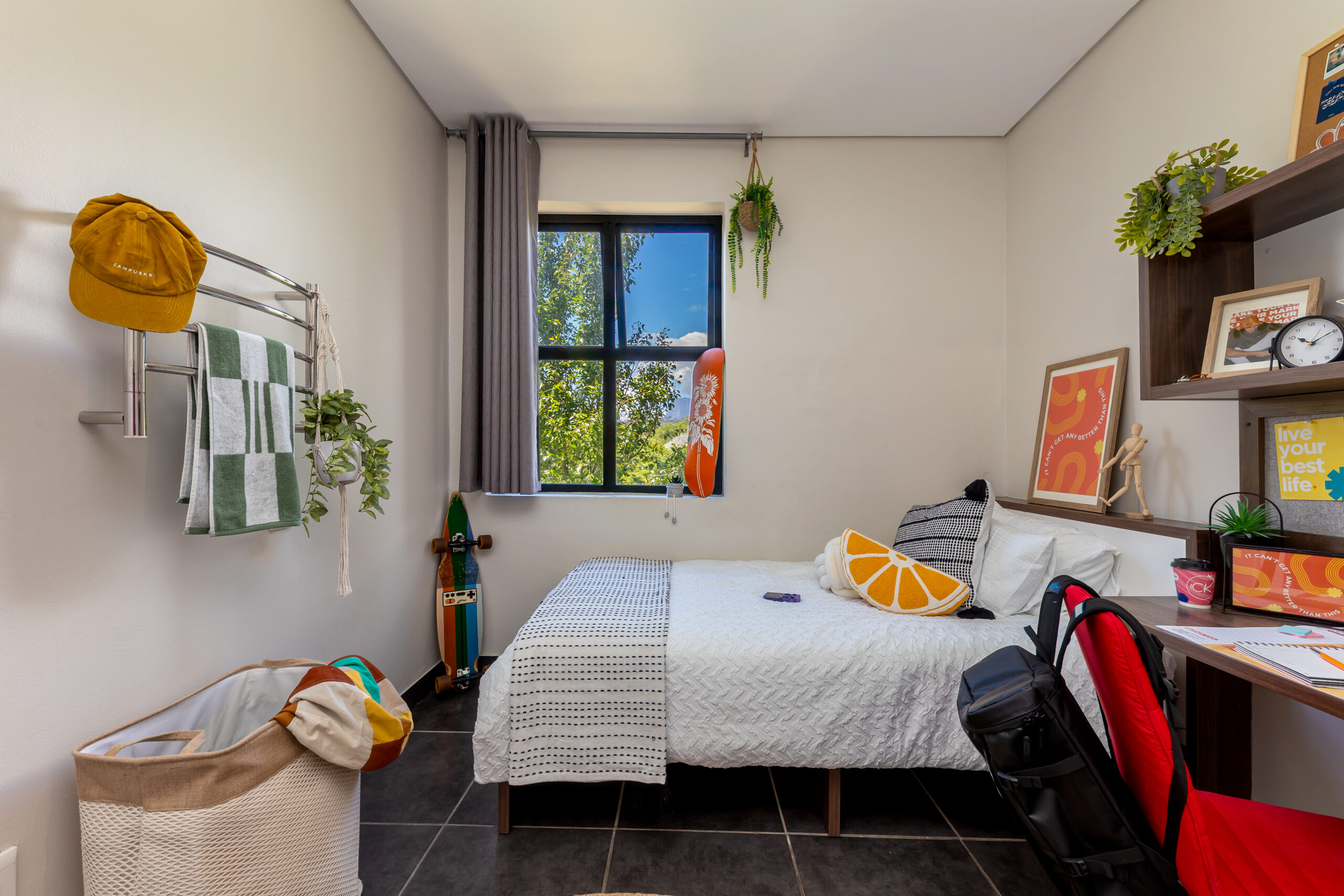 <span>Socializer</span> Three Gold